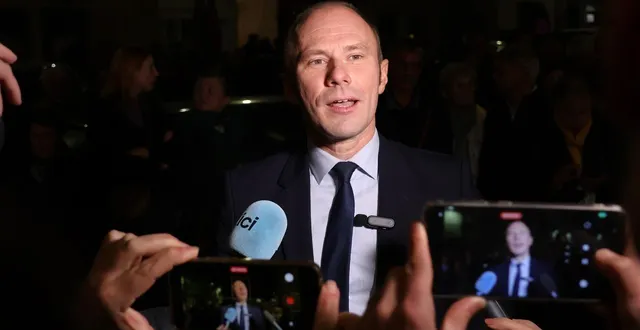 photo  benoît nicolardot livrant sa première réaction face aux médias, près de l’hôtel de ville de sablé-sur-sarthe, ce dimanche 22 mars 2026.  &copy;  ouest-france 