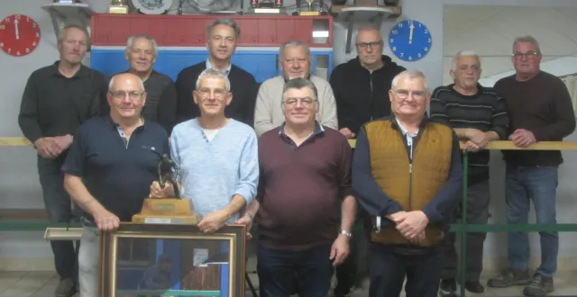 photo  au premier rang, les finalistes avec les gagnants à gauche. au fond, les présidents de sociétés et responsables des jeux avec alain judalet et fabien véteau, 2e et 3e à gauche.  &copy;  ouest-france 