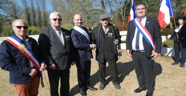 photo  élus, président des anciens combattants posent avec le médaillé, marcel le guyader, second à droite.  &copy;  ouest-france 