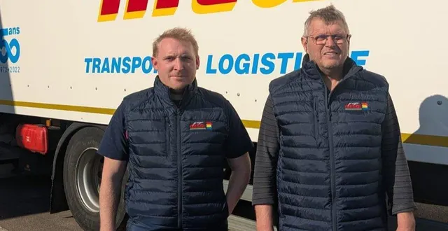 photo  frédéric depuydt (à droite) transmet le témoin à maxime barbay.  &copy;  ouest-france 