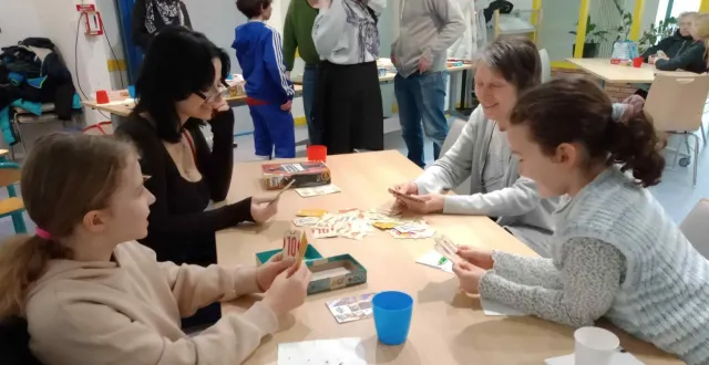 photo  lors d’un après-midi jeux de société.  &copy;  co 