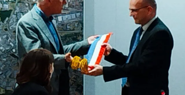 photo  passation de rôle de maire entre yves colliot et marc pierrot.  &copy;  co 