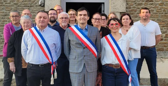 photo  de gauche à droite, au premier rang : alain hervé (1er adjoint), guillaume julien (maire), stéphanie halley (2e adjointe). 2e rang : sylvie launay, joël demargne, charlotte davoust, isabelle chevalier. 3e rang : sophie millet, didier cochelin, françois ruggeri, pierre loas, cindy clement-duval, christelle berthelemy, aurélie houel et yannick rigault.  &copy;  ouest-france 