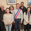 photo  la nouvelle équipe de conseillers municipaux. aurélien deschamps (premier adjoint) est derrière le maire à droite, patricia gardie (deuxième adjointe), est au fond à gauche du maire. absente : noémie manier. 