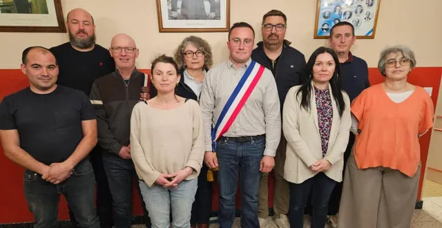 photo  la nouvelle équipe de conseillers municipaux. aurélien deschamps (premier adjoint) est derrière le maire à droite, patricia gardie (deuxième adjointe), est au fond à gauche du maire. absente : noémie manier.  &copy;  ouest-france 