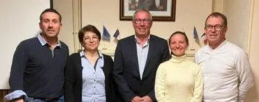 photo  vendredi soir, guy cosme a été réélu pour un nouveau mandat. quatre adjoints l’assisteront dans ses fonctions : éliane courtemanche, laurent houdayer, adeline coletti et vincent portier. les différentes commissions seront mises en place lors du prochain conseil municipal.  &copy;  photo transmise par la mairie 