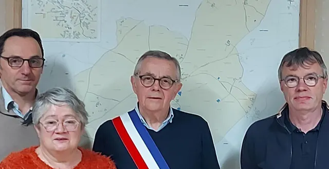 photo  marc vauzelle (écharpe) et ses adjoints, francis baillargeau, brigitte bouju et alain giret.  &copy;  co 