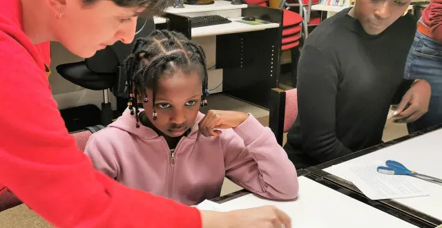photo  lina et sa maman ont partagé ce moment créatif, guidées par ariane hugues.  &copy;  le maine libre. 