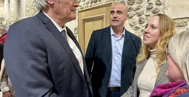 photo  réélu maire du mans, stéphane le foll (ps) serre la main de son adversaire victoria de vigneral (rn) arrivée troisième du scrutin.  &copy;  photo le maine libre 