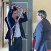 photo  le maire élu par son conseil reçoit l’écharpe des mains de son prédécesseur. 