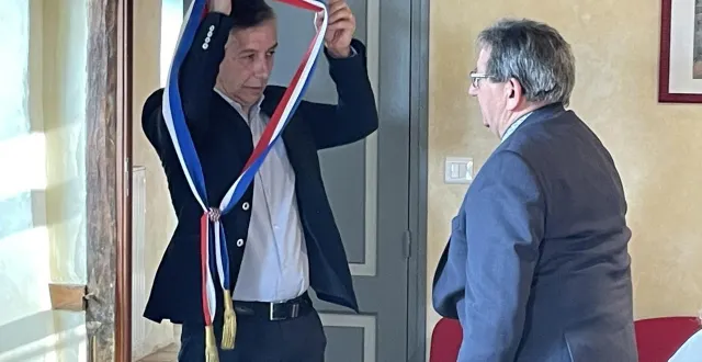 photo  le maire élu par son conseil reçoit l’écharpe des mains de son prédécesseur.  &copy;  le maine libre 