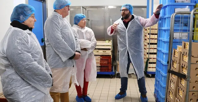 photo  david landeau, le responsable de la cuisine centrale de sablé-sur-sarthe, a animé les visites lors des portes ouvertes de l’établissement, samedi 21 mars 2026.  &copy;  ouest-france 