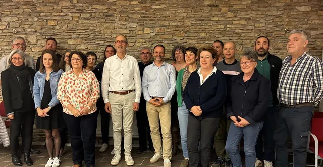 photo  la nouvelle équipe municipale aux côtés de christophe chupin (4e, de gauche à droite).  &copy;  ouest-france 