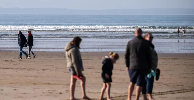 photo  les balades sur les plages seront agréables en début de semaine. à partir de mercredi 25 mars, il faudra davantage se couvrir.  &copy;  archives guillaume saligot / ouest-france 
