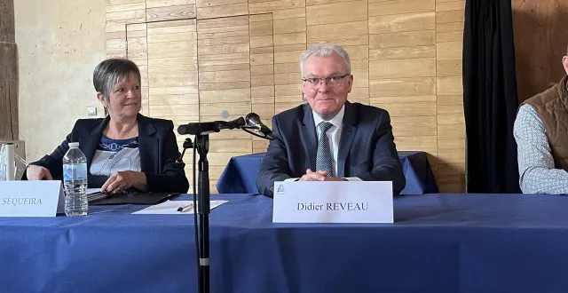 photo  la ferté-bernard, 21 mars 2026. didier reveau a été réélu maire de la ferté-bernard par le conseil municipal aux halles denis-béalet.  &copy;  le maine libre 