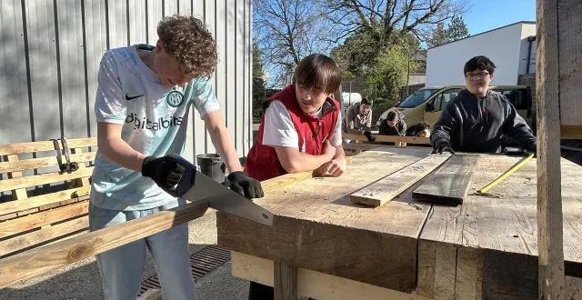 photo  a la mfr sèvreurope de bressuire, le réemploi est une approche transversale à plusieurs formations. les élèves de seconde de la filière générale et technologique ont même une option orientée vers cet aspect du développement durable.  &copy;  co-fabien gouault 