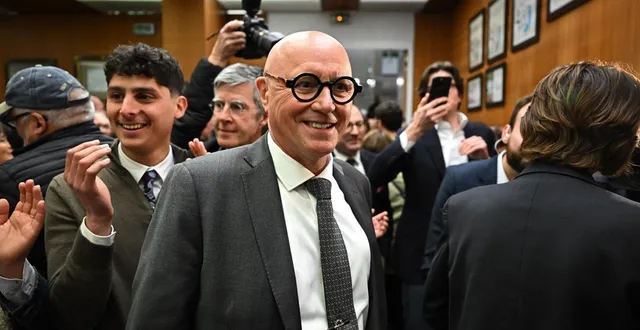 photo  cholet, hôtel de ville, dimanche 22 mars 2026. jean-paul brégeon sera le premier adjoint d’isabelle leroy et le président de cholet agglomération. a sa gauche, ilyas barbaud, directeur de campagne, sera adjoint à la voirie.  &copy;  co - josselin clair 