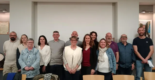 photo  le nouveau conseil municipal, au centre avec au centre bérangère blanc, la nouvelle maire de la commune.  &copy;  ouest-france 