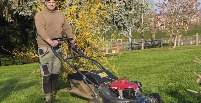 photo  sébastien halgrin entretient vos espaces verts   &copy;  le maine libre 