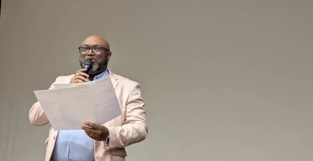 photo  lamine naham, lors de la proclamation des résultats, au second tour des municipales, à trélazé. il a été élu maire avec près de 47 %.  &copy;  ouest-france 