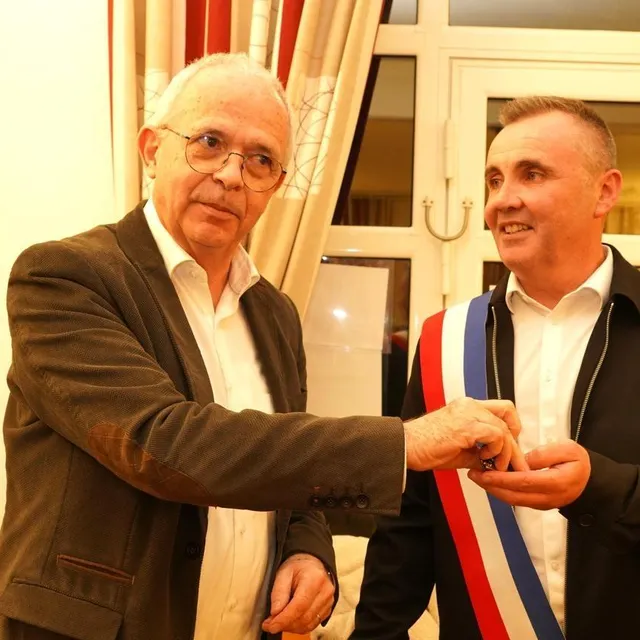 Pierre-Marie Cailleau, ancien maire, remet les clés de la mairie au nouveau maire Antony Pineau. CO photo pierre-marie cailleau, ancien maire, remet les clés de la mairie au nouveau maire antony pineau. © co