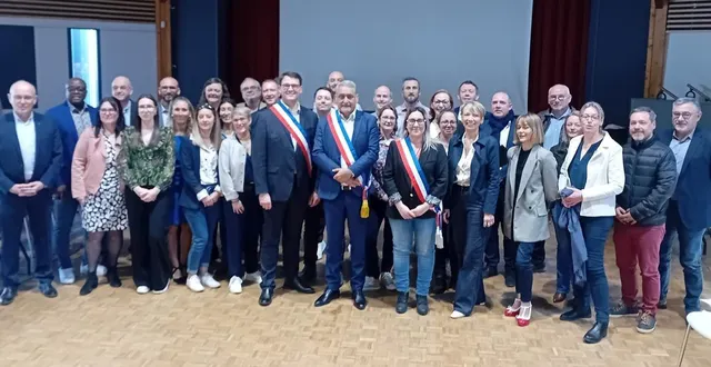 photo  le tout nouveau conseil verrois est entré en fonction avec (au centre de la photo et portant l’écharpe tricolore) éric picol, baris boy et claire sibileau.  &copy;  ouest-france 