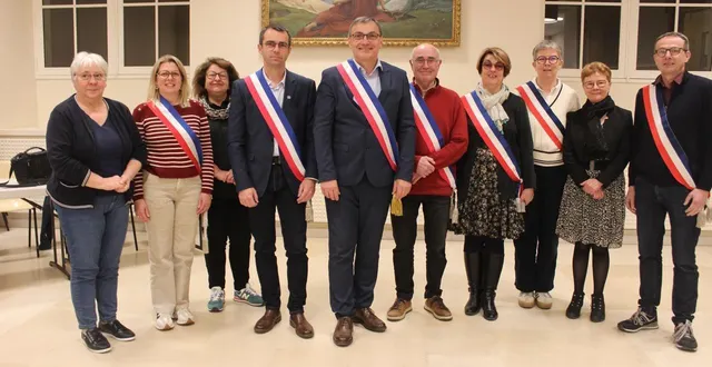 photo  au centre, hervé roncière, les trois maires délégués et les adjoints  &copy;  le maine libre 