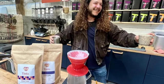 photo  andy valerio sert un excellent café chez tinto, artisan torréfacteur installé au marché des arts, à nantes.  &copy;  ouest-france 