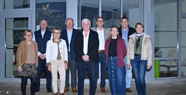 photo  patrick desmazières, au centre, et ses huit adjoints.  &copy;  le maine libre 