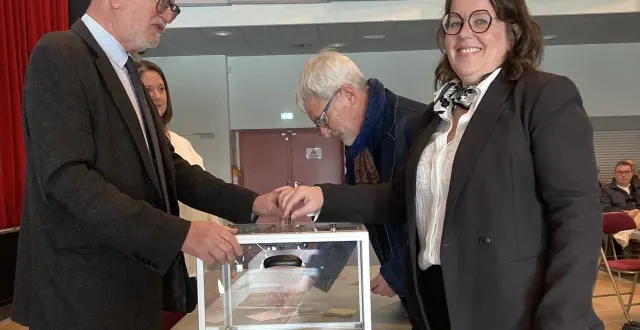 photo  le doyen de la nouvelle assemblée, françois-rené aubry (à gauche), a présidé la séance d’installation à l’odyssée, ici avec eric guérin, tête de liste perdante, et stéphanie gohier, nouvellement élue maire.  &copy;  co 