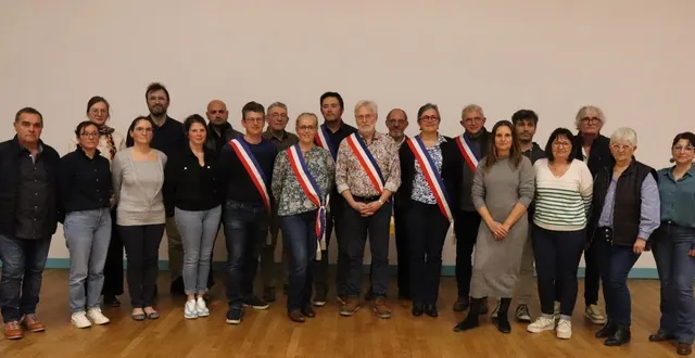 photo  le maire maurice vavasseur au centre, entouré de ses cinq adjoints et conseillers municipaux.  &copy;  le maine libre 