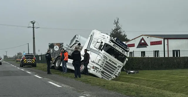 photo  un poids lourd s’est retrouvé au fossé, dans la commune d’urou-et-crennes, à la sortie d’argentan, ce lundi 23 mars.  &copy;  ouest-france 