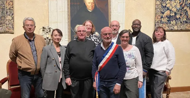 photo  le nouveau maire, hubert gaudin, entouré des adjoints.  &copy;  co 