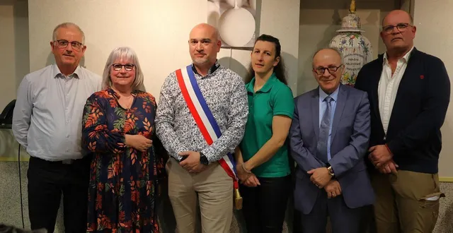 photo  marc trentepohl, le nouveau maire de malicorne-sur-sarthe, entouré par ses cinq adjoints : de gauche à droite, philippe dubois, christine gibert, dorothée beaulieu, belkacem issad et sylvain mahuet.  &copy;  ouest-france 