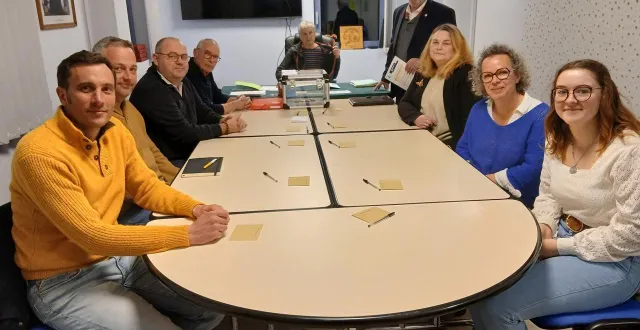 photo  la nouvelle équipe du conseil municipal de beaumont-pied-de-boeuf.  &copy;  le maine libre 