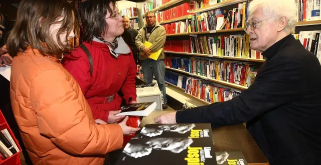 photo  en février 2010, lionel jospin était venu dédicacer son livre « lionel raconte jospin » chez doucet au mans.  &copy;  archives le maine libre - denis lambert 