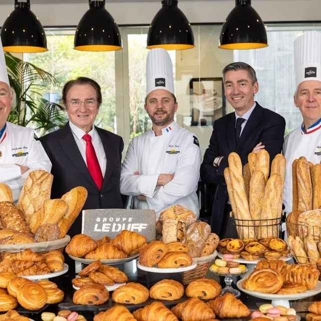 Louis Le Duff avec les chefs Meilleurs ouvriers de France et Philippe Morin, directeur général Monde de Bridor. clandoeil photo louis le duff avec les chefs meilleurs ouvriers de france et philippe morin, directeur général monde de bridor. © clandoeil