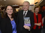 photo  jean-marc ayrault, ici avec son épouse brigitte et la maire de nantes johanna rolland, réélue hier. 