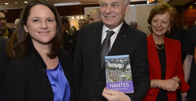 photo  jean-marc ayrault, ici avec son épouse brigitte et la maire de nantes johanna rolland, réélue hier.  &copy;  archives ouest france 