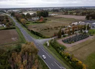 photo  le futur centre pénitentiaire d’angers, situé dans la commune déléguée de brain-sur-l’authion, se situerait, sur l’image, à droite de la route départementale. 