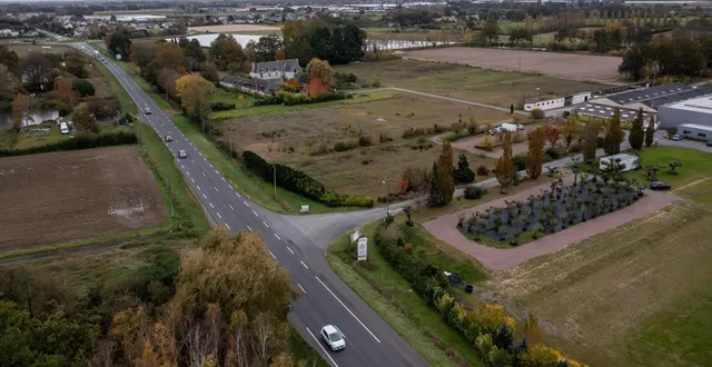 photo  le futur centre pénitentiaire d’angers, situé dans la commune déléguée de brain-sur-l’authion, se situerait, sur l’image, à droite de la route départementale.  &copy;  co - josselin clair 