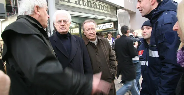 photo  l’ancien premier ministre s’était baladé dans les rues du mans (sarthe) avant une séance de dédicaces à la librairie doucet, le 10 février 2010.  &copy;  archives 