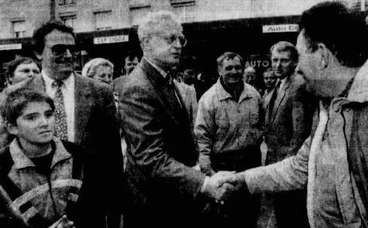 photo  lionel jospin, ici dans le quartier de bellevue à nantes après s’être déplacé à ancenis, le 4 avril 1995.  ©  archives ouest-france 