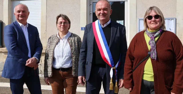photo  jean-louis lemaître rempile avec l’écharpe aux côtés de ses nouveaux adjoints : alain guilleux, anita delommeau, véronique capo.  &copy;  ouest-france 