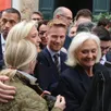 photo romain lemoigne, ici entouré de marine et marie-caroline le pen, a été élu ce dimanche 22 mars 2026, maire de la flèche (sarthe). c’est le premier maire rassemblement national élu à la tête d’une ville dans le grand ouest.