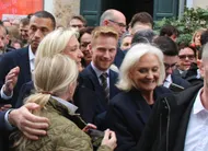 photo  romain lemoigne, ici entouré de marine et marie-caroline le pen, a été élu ce dimanche 22 mars 2026, maire de la flèche (sarthe). c’est le premier maire rassemblement national élu à la tête d’une ville dans le grand ouest. 