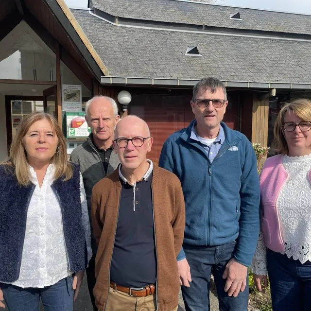 photo les adjoints à landisacq, dans l’orne, avec le maire. de gauche à droite : nathalie caillebotte, gérard roussel, hervé gouérec, dominique terreau, vanessa letessier.  ©  ouest-france