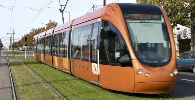 photo  les deux lignes de tramway s’arrêteront vers 20 h pendant quatre semaines entre le 30 mars et le 24 avril.  &copy;  archives le maine libre - yvon loué 