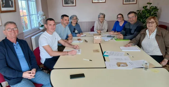 photo  le nouveau conseil municipal installé samedi matin.  &copy;  le maine libre 