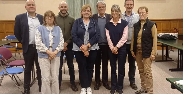 photo  philippe leroyer, sylvie boursier, adrien sonnet, michelle pothé, bernard soul (le maire), sonia lozivit, franck moisseron et catherine malgrey, (absent sur la photo : ludovic jenvrin).  &copy;  ouest-france 